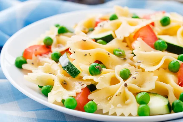 Pasta met courgette, tomaten en erwten — Stockfoto