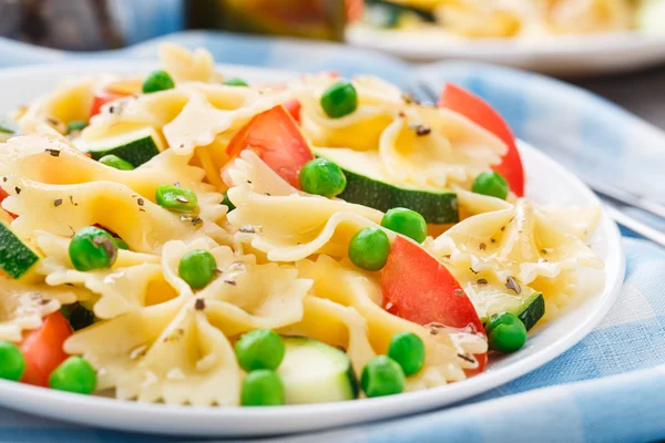 Nudeln mit Zucchini, Tomaten und Erbsen — Stockfoto