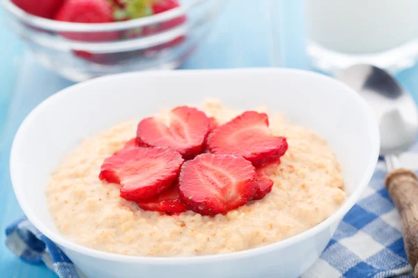 Oatmeal breakfast with strawberries — Stock Photo, Image