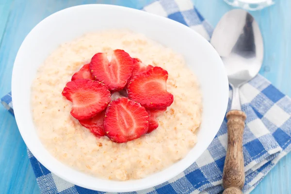 딸기 오트밀 아침 식사 — 스톡 사진
