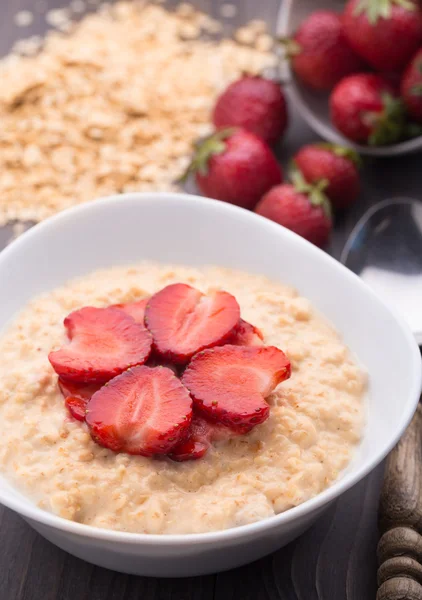 Oatmeal breakfast with strawberries — Stock Photo, Image