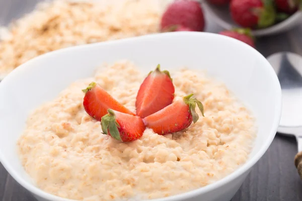 Oatmeal breakfast with strawberries — Stock Photo, Image