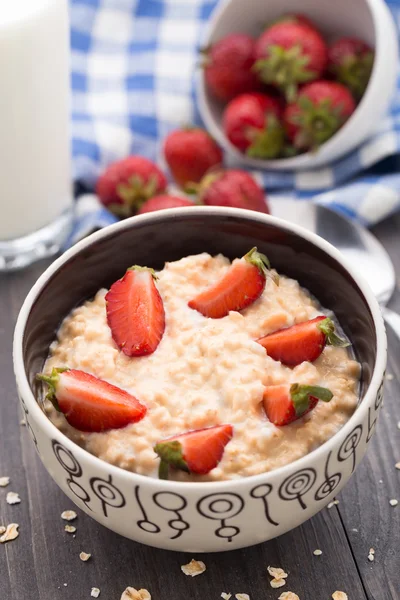 Oatmeal breakfast with strawberries — Stock Photo, Image