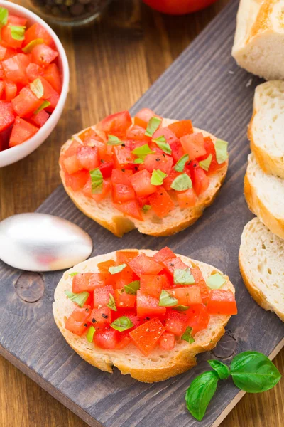 Italiaanse bruschetta met tomaten en basilicum — Stockfoto