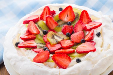 Pavlova kek çilek ile