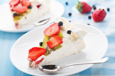 Pavlova kek çilek ile