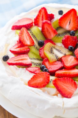 Pavlova kek çilek ile