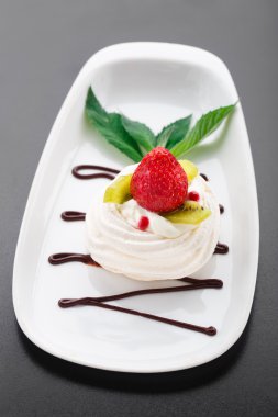 beze yuva çilek ile