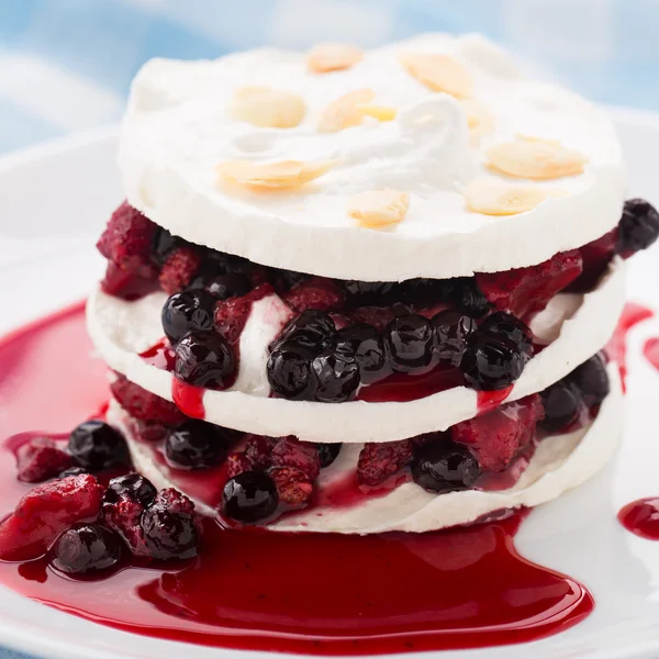 Meringue with berry layers — Stock Photo, Image