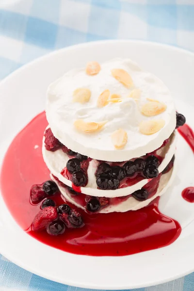 Meringue with berry layers — Stock Photo, Image