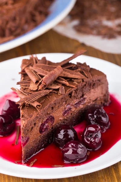 Bolo de mousse de chocolate com cerejas escuras — Fotografia de Stock