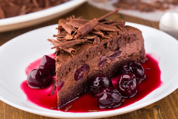 Bolo de mousse de chocolate com cerejas escuras — Fotografia de Stock