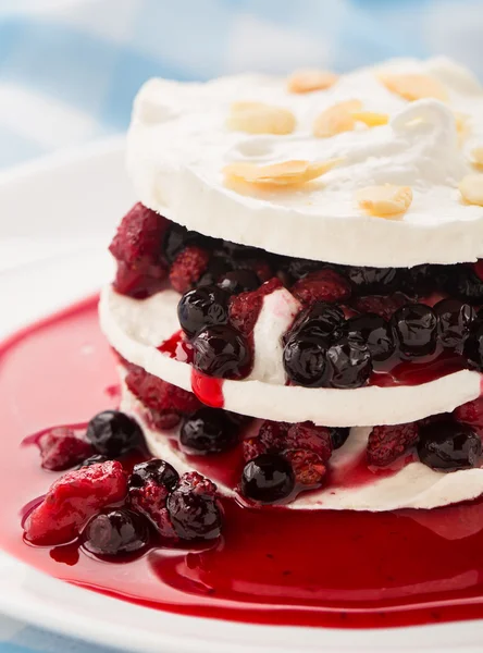 Meringue met berry lagen — Stockfoto