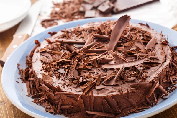 Шоколадний торт з мусом з темними вишнями — стокове фото