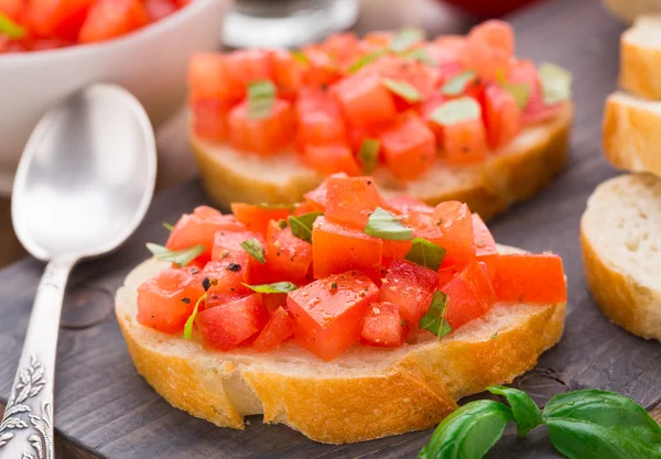 Italian bruschetta with tomatoes and basil — Stock Photo, Image