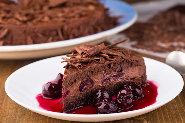 Bolo de mousse de chocolate com cerejas escuras — Fotografia de Stock