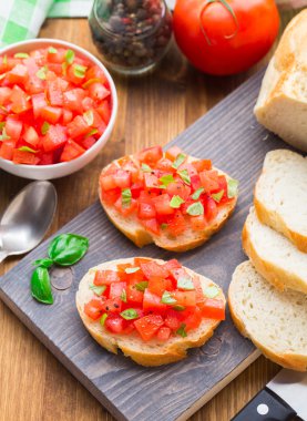 domates ve fesleğen ile İtalyan bruschetta