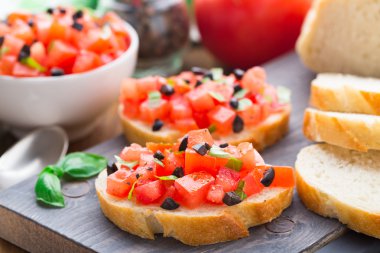 domates ve fesleğen ile İtalyan bruschetta