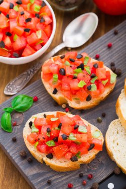 domates ve fesleğen ile İtalyan bruschetta