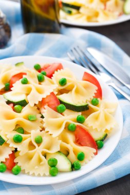 makarna kabak, domates ve bezelye ile