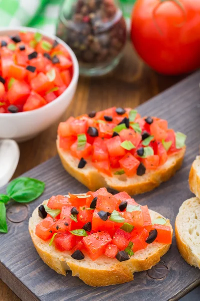 Italian bruschetta with tomatoes and basil — Stock Photo, Image