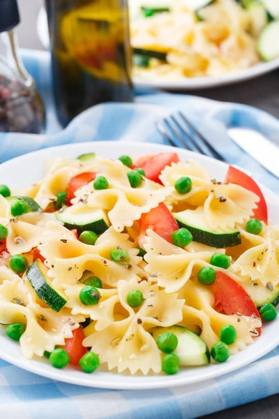 Nudeln mit Zucchini, Tomaten und Erbsen — Stockfoto