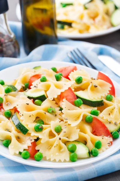 Pâtes aux courgettes, tomates et pois — Photo