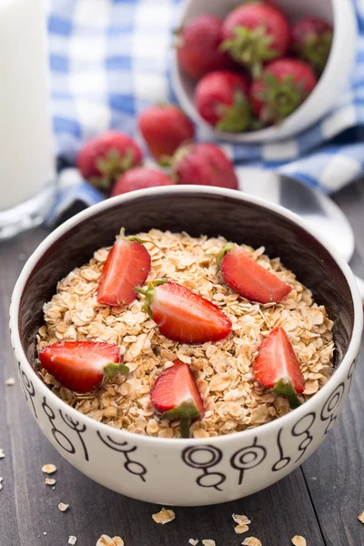 Havregrynsgröt frukost med jordgubbar — Stockfoto
