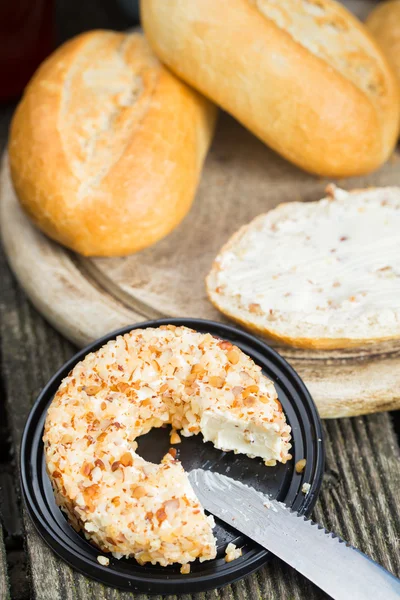 Creme de queijo doce com nozes — Fotografia de Stock