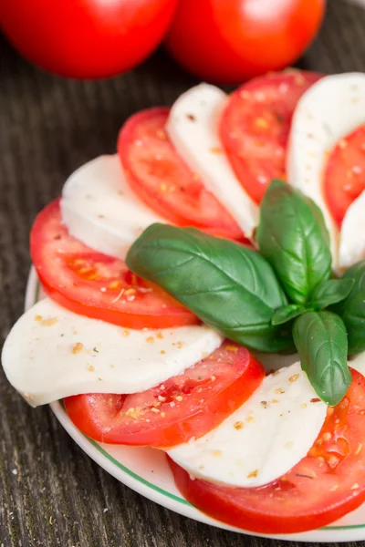 Tomaten mit Mozzarella — Stockfoto