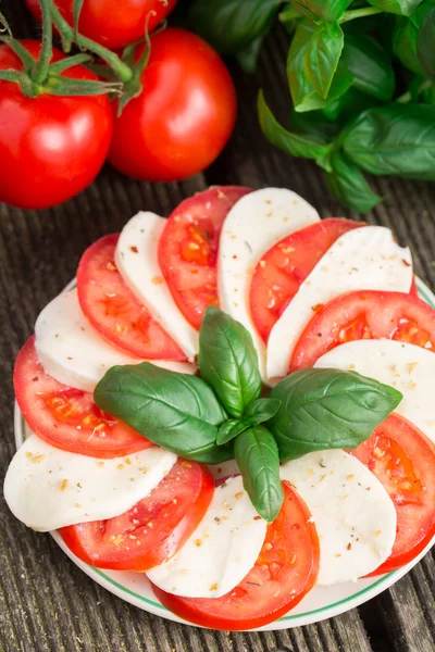 Tomaten mit Mozzarella — Stockfoto