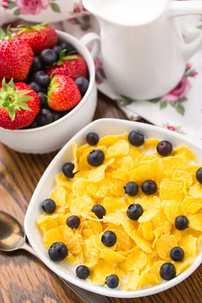 Cornflakes with strawberries and blueberries — Stock Photo, Image