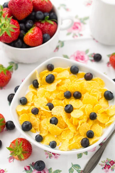 Cornflakes with strawberries and blueberries — Stock Photo, Image