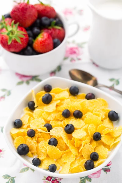 Cornflakes with strawberries and blueberries — Stock Photo, Image