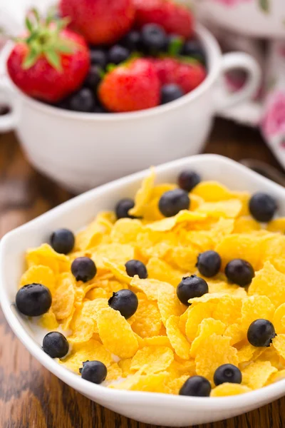 Cornflakes met aardbeien en bosbessen — Stockfoto