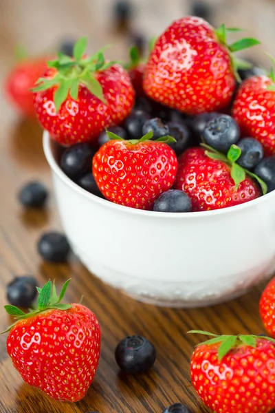 Bowl of strawberries and blueberries — Stock Photo, Image