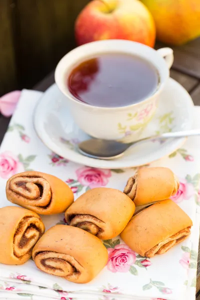 Pães de canela e uma xícara de chá — Fotografia de Stock