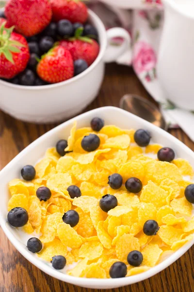 Cornflakes with strawberries and blueberries — Stock Photo, Image