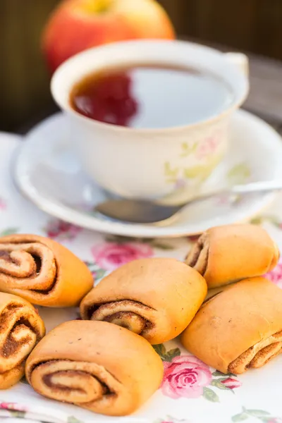 Pães de canela e uma xícara de chá — Fotografia de Stock