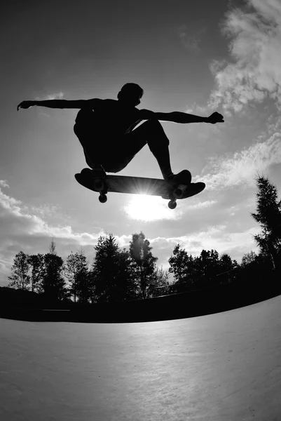Силуэт скейтбординга — стоковое фото