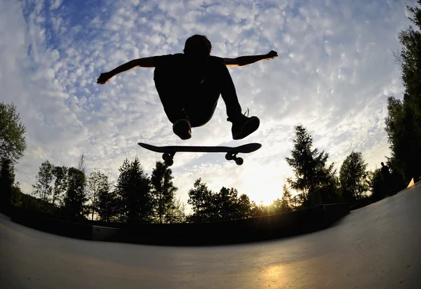 Skateboarden silhouet Rechtenvrije Stockafbeeldingen