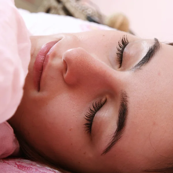 Bella giovane donna che dorme. — Foto Stock