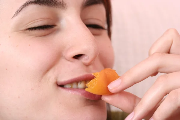 Women with apricot — Stock Photo, Image