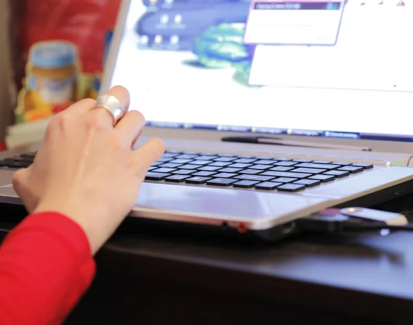 Jonge vrouw werkt op laptop — Stockfoto