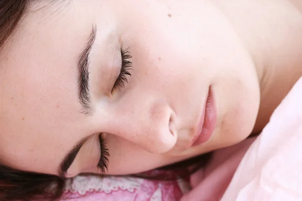 Mooie jonge vrouw slapen. — Stockfoto