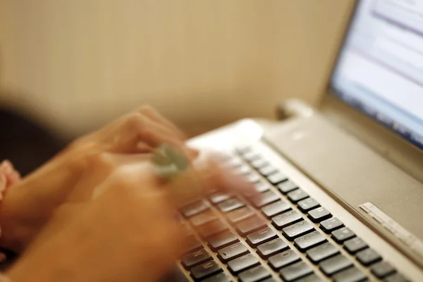 Jovem mulher trabalhando no laptop — Fotografia de Stock