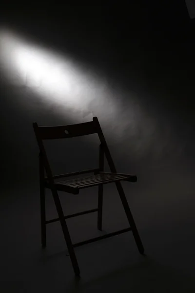 Μια ξύλινη καρέκλα πτυσσόμενα — Φωτογραφία Αρχείου