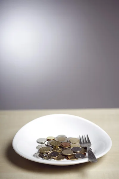 Monedas en un plato — Foto de Stock