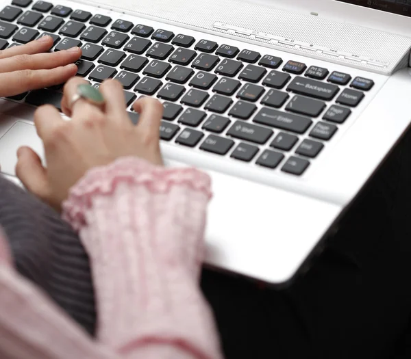 Junge Frau arbeitet am Laptop — Stockfoto