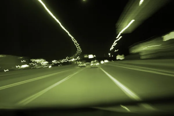 W nocy na drodze — Zdjęcie stockowe